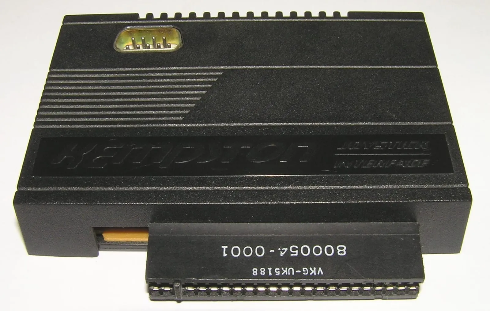 Kempston Joystick Interface — чорний ребристий картридж із рельєфним написом «Kempston Joystick Interface», гніздом джойстика і край-конектором
