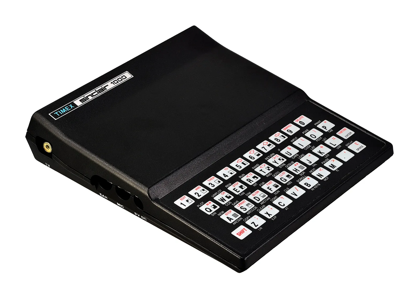 Timex Sinclair 1000 — невеликий чорний клиноподібний корпус із плоскою мембранною клавіатурою, вигляд спереду-справа
