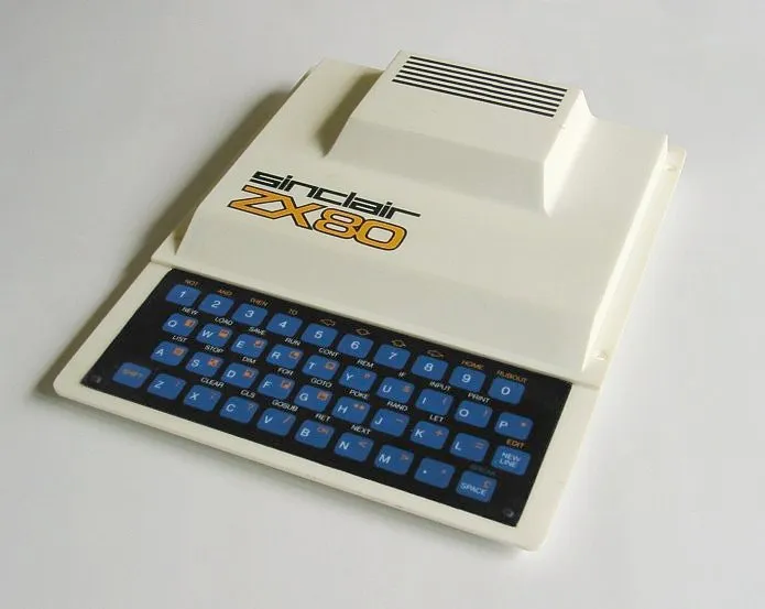 Sinclair ZX80 — білий клиноподібний корпус із похилою верхньою панеллю, логотип «sinclair ZX80» і синя мембранна клавіатура